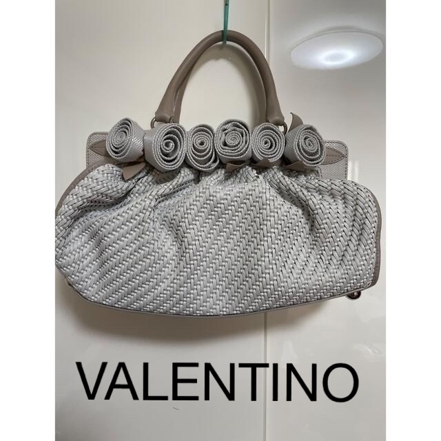 VALENTINO(ヴァレンティノ)のVALENTINO GARAVANI ホワイト　バラ フラワー ローズ 希少 レディースのバッグ(ハンドバッグ)の商品写真