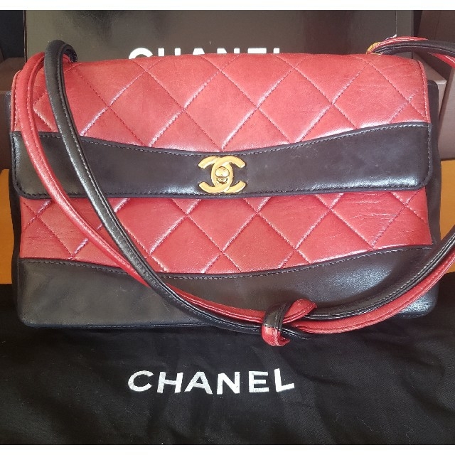 CHANEL(シャネル)のCHANELマトラッセショルダーバック！赤黒ツートンゴールドCoCoココマーク レディースのバッグ(ショルダーバッグ)の商品写真