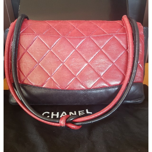 CHANEL(シャネル)のCHANELマトラッセショルダーバック！赤黒ツートンゴールドCoCoココマーク レディースのバッグ(ショルダーバッグ)の商品写真