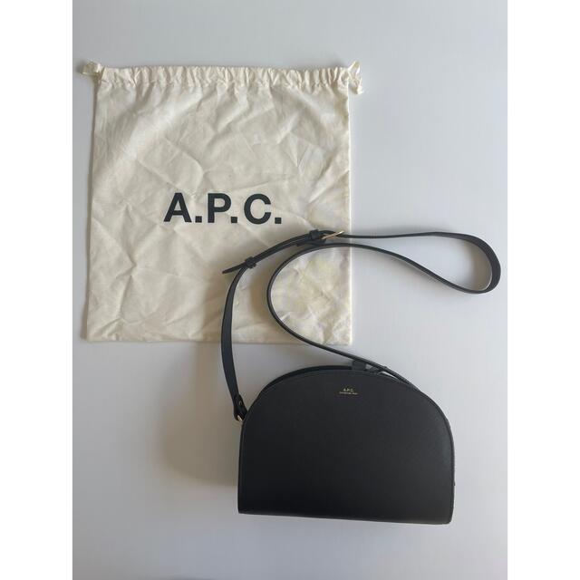 A.P.C.  アーペーセー　ハーフムーンバック　エンボス　ブラック　保存袋付き