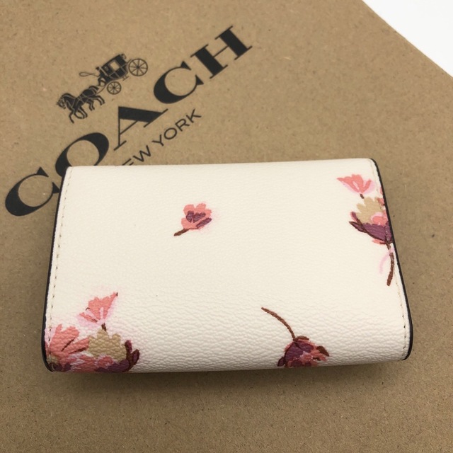 COACH(コーチ)の【COACH☆大人気】新品！ホワイト！フラワー！花柄！キーケース！ レディースのファッション小物(キーケース)の商品写真