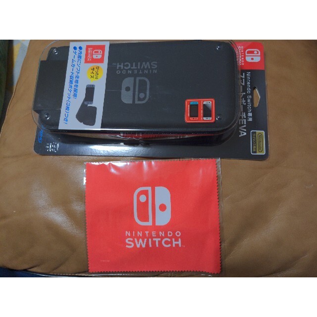Nintendo Switch(ニンテンドースイッチ)のNintendo Switch ネオン + 持ち運びケース + ソフト2本 エンタメ/ホビーのゲームソフト/ゲーム機本体(家庭用ゲーム機本体)の商品写真