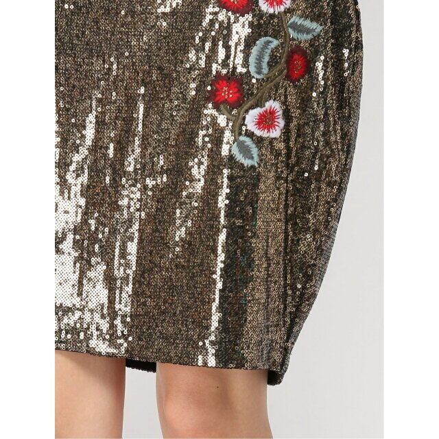 GUESS(ゲス)の【シルバー(SVMU)（ゴールド系）】【S】(W)Topeka Sequin Skirt レディースのスカート(ロングスカート)の商品写真