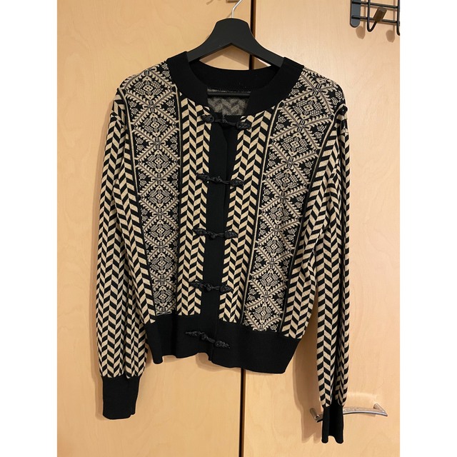 Ameri VINTAGE(アメリヴィンテージ)のUND HERRINGBONE JACQUARD KNIT CARDIGAN レディースのトップス(カーディガン)の商品写真