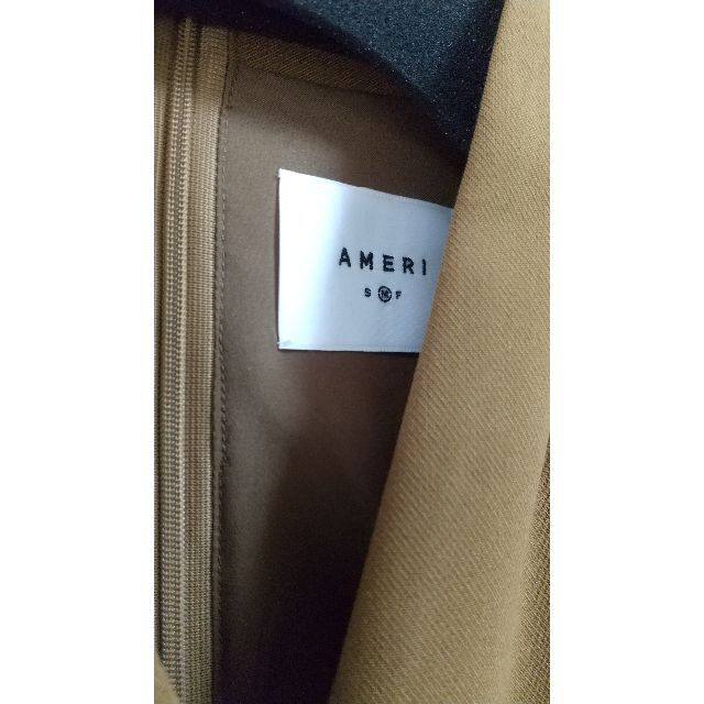 Ameri VINTAGE(アメリヴィンテージ)の新品 SHOULDER PADDED PEPLUM DRESS ブラウンM レディースのワンピース(ロングワンピース/マキシワンピース)の商品写真