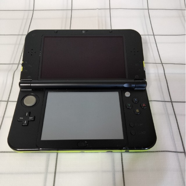 ニンテンドー3DS(ニンテンドー3DS)のNew3DS LL ライム×ブラック エンタメ/ホビーのゲームソフト/ゲーム機本体(携帯用ゲーム機本体)の商品写真