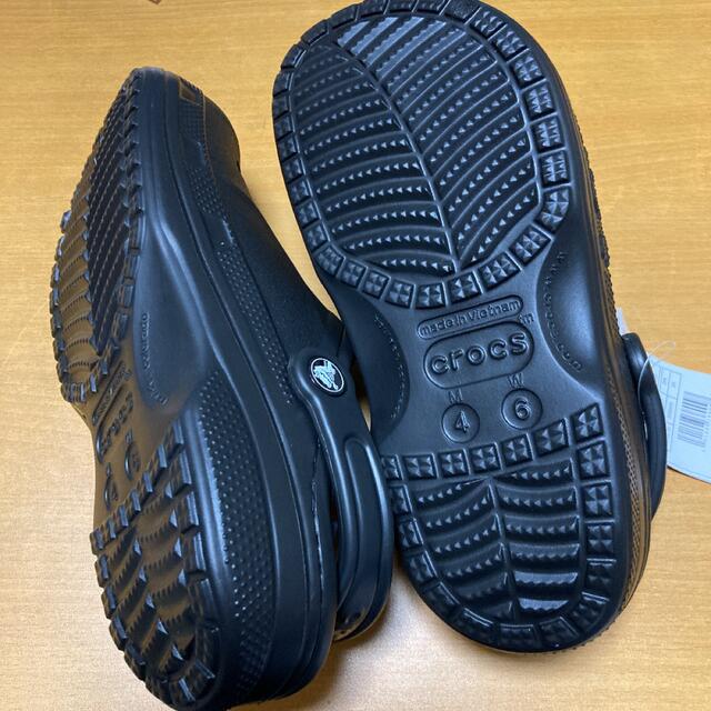 crocs(クロックス)の新品 22㎝ クロックス バヤ ラインド クロッグ ブラック ボア付き レディースの靴/シューズ(サンダル)の商品写真