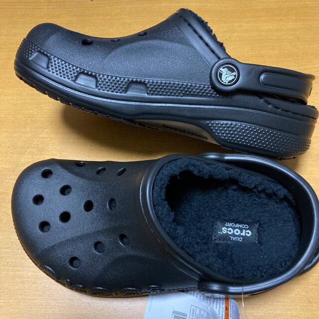 crocs(クロックス)の新品 22㎝ クロックス バヤ ラインド クロッグ ブラック ボア付き レディースの靴/シューズ(サンダル)の商品写真