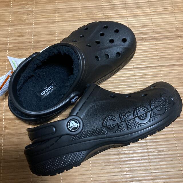 crocs(クロックス)の新品 22㎝ クロックス バヤ ラインド クロッグ ブラック ボア付き レディースの靴/シューズ(サンダル)の商品写真