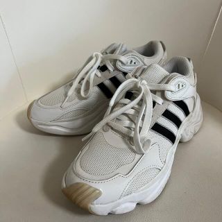 アディダス(adidas)の重盛さと美着用　adidas スニーカー　マグミュールランナー　サイズ25.5 (スニーカー)