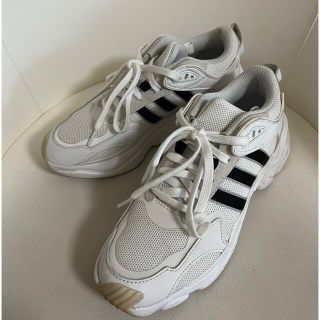 重盛さと美着用　Adidas マグミュールランナー