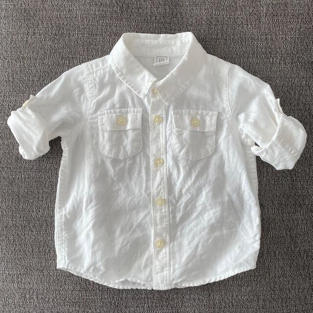 babyGAP(ベビーギャップ)の【専用】BabyGap 白シャツ　サイズ80 キッズ/ベビー/マタニティのベビー服(~85cm)(シャツ/カットソー)の商品写真