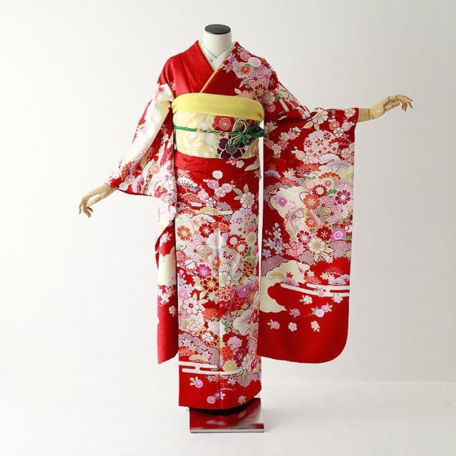 【新品超美品】正絹　紗綾形地紋の鮮やかな赤色の振袖　成人式