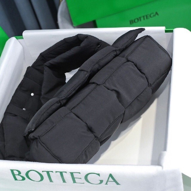 Bottega Veneta - 【美品】ボッテガヴェネタ パデッド テック カセット ブラックの通販 by ゆうか's shop｜ボッテガ