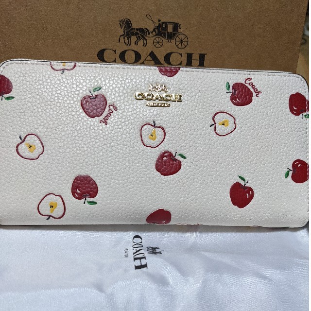 COACH(コーチ)のCOACH  長財布　ラウンドファスナー　りんご白 レディースのファッション小物(財布)の商品写真