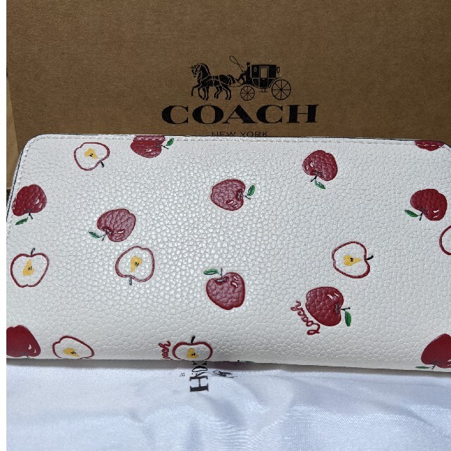 COACH(コーチ)のCOACH  長財布　ラウンドファスナー　りんご白 レディースのファッション小物(財布)の商品写真