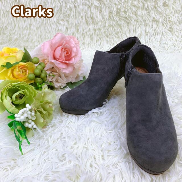 Clarks(クラークス)のClarks artisan ショートブーツ スエード サイドジップ 22.5㎝ レディースの靴/シューズ(ブーツ)の商品写真