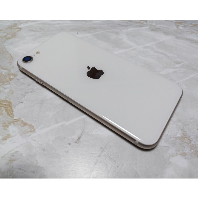 美品 iPhoneSE第3世代 64GB ホワイト 白 SIMフリー スマホ/家電/カメラのスマートフォン/携帯電話(スマートフォン本体)の商品写真