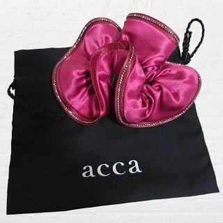 アッカ(acca)の美品 acca アッカ ラインストーン付き シュシュ 保存袋 ピンクレッド(ヘアゴム/シュシュ)