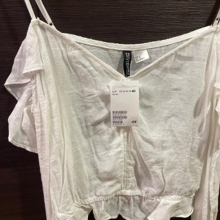 エイチアンドエム(H&M)の新品タグ付き　H&Mオフショルトップス(カットソー(長袖/七分))