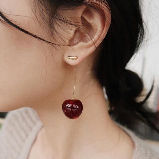 ザラ(ZARA)のさくらんぼ　ピアス(ピアス)