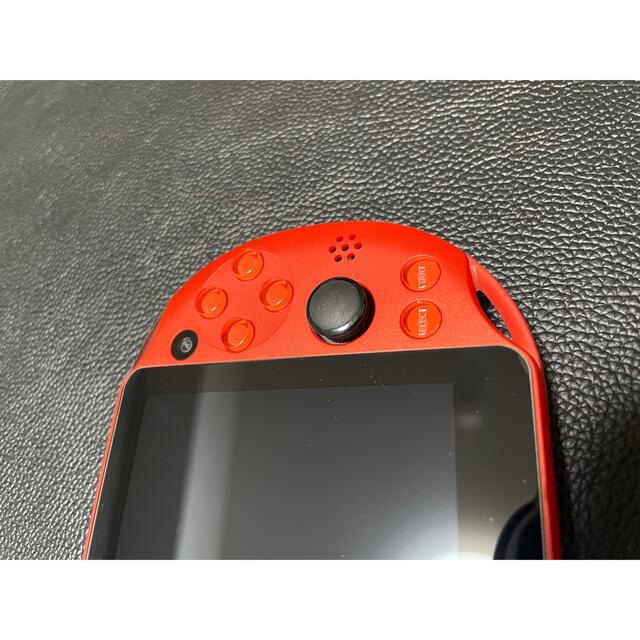 PlayStation Vita(プレイステーションヴィータ)のPS VITA メタリック・レッド エンタメ/ホビーのゲームソフト/ゲーム機本体(携帯用ゲーム機本体)の商品写真