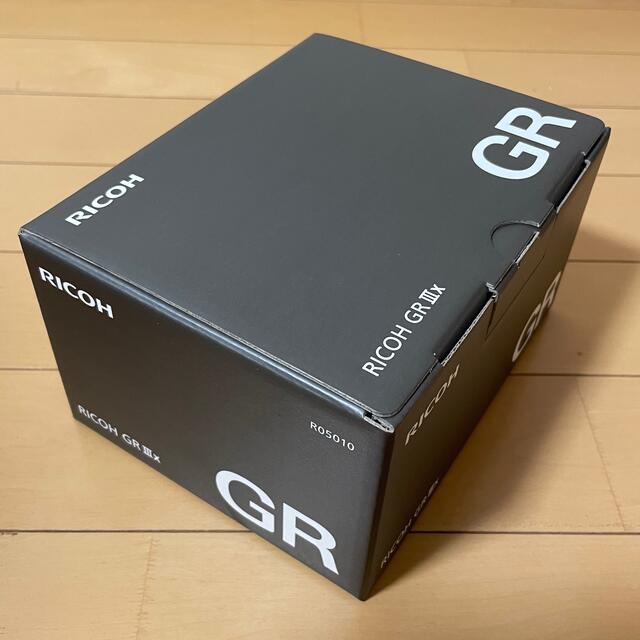 RICOH(リコー)の新品未開封品 RICOH GR Ⅲx リコー コンパクトデジタルカメラ スマホ/家電/カメラのカメラ(コンパクトデジタルカメラ)の商品写真