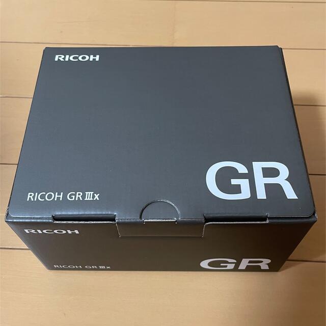 RICOH(リコー)の新品未開封品 RICOH GR Ⅲx リコー コンパクトデジタルカメラ スマホ/家電/カメラのカメラ(コンパクトデジタルカメラ)の商品写真
