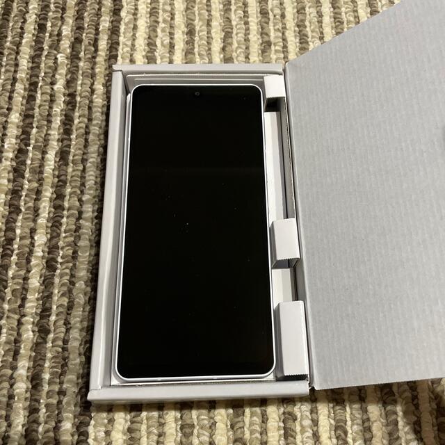 AQUOS(アクオス)のSHARP AQUOS sense6 SH-54B シルバー スマホ/家電/カメラのスマートフォン/携帯電話(スマートフォン本体)の商品写真