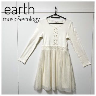 アースミュージックアンドエコロジー(earth music & ecology)の【アースミュージック】フロントリボンチュールドッキングワンピース　ガーリー　白(ミニワンピース)