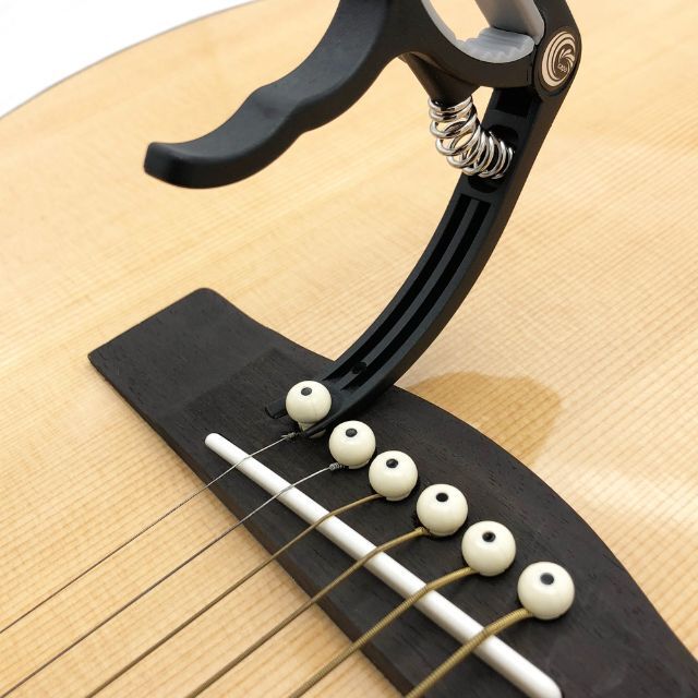 ギターチューナー＆カポタスト＆ピック（7枚）＆ホルダー（茶） 楽器のギター(アコースティックギター)の商品写真