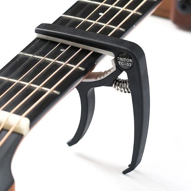 ギターチューナー＆カポタスト＆ピック（7枚）＆ホルダー（茶） 楽器のギター(アコースティックギター)の商品写真