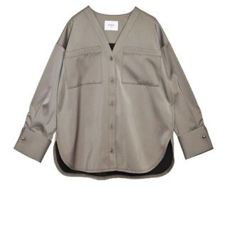 アメリヴィンテージ(Ameri VINTAGE)の着１回 REFINEMENT FORM SHIRT グレージュ(シャツ/ブラウス(長袖/七分))