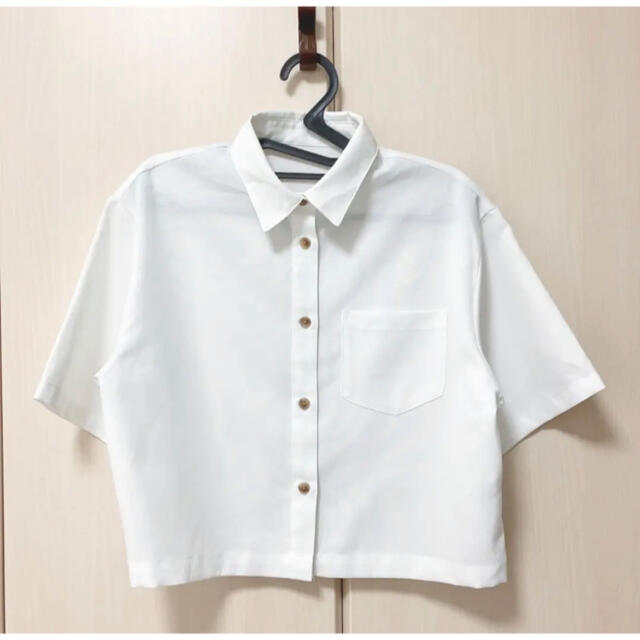 GU(ジーユー)のクロップドシャツ(5分袖) 白 レディースのトップス(Tシャツ(半袖/袖なし))の商品写真