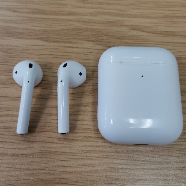 AirPods （第2世代）MRXJ2J/A スマホ/家電/カメラのオーディオ機器(ヘッドフォン/イヤフォン)の商品写真