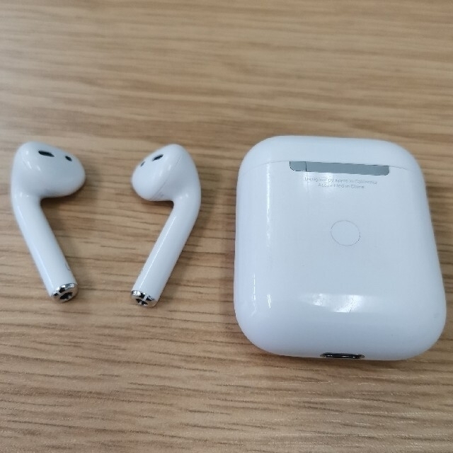 AirPods （第2世代）MRXJ2J/A スマホ/家電/カメラのオーディオ機器(ヘッドフォン/イヤフォン)の商品写真