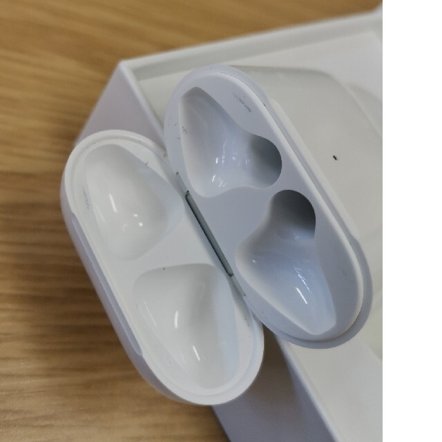 AirPods （第2世代）MRXJ2J/A スマホ/家電/カメラのオーディオ機器(ヘッドフォン/イヤフォン)の商品写真