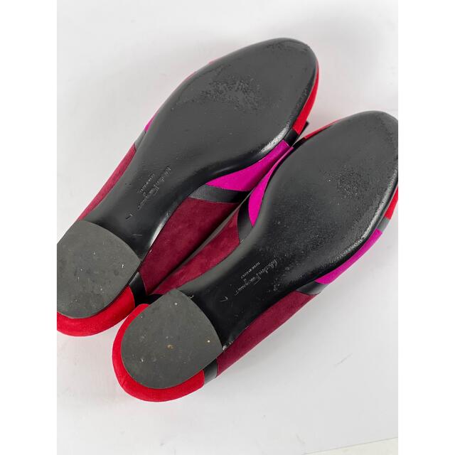 Salvatore Ferragamo(サルヴァトーレフェラガモ)のフェラガモ ヴァラ スエード パンプス 赤 マルチカラー 7 レディースの靴/シューズ(ハイヒール/パンプス)の商品写真