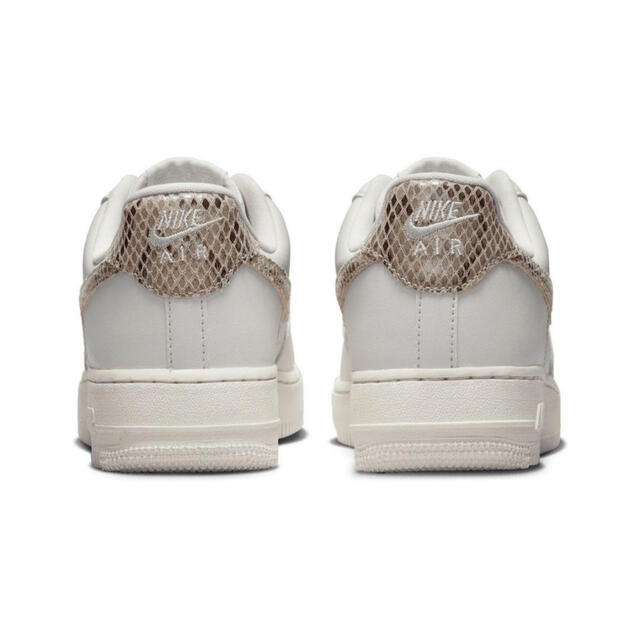 【24.5】NIKE WMNS AIR FORCE 1 07 白 スネーク