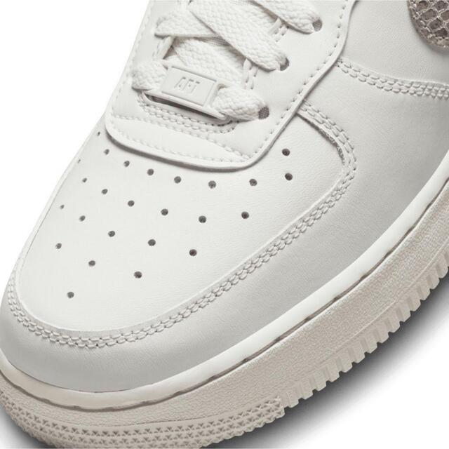 【24.5】NIKE WMNS AIR FORCE 1 07 白 スネーク