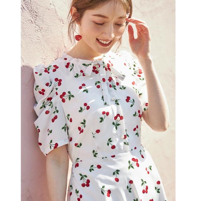 tocco(トッコ)の✨美品✨トッコクローゼット　パール釦ボウタイリボンチェリープリントワンピース🍒  レディースのワンピース(ロングワンピース/マキシワンピース)の商品写真