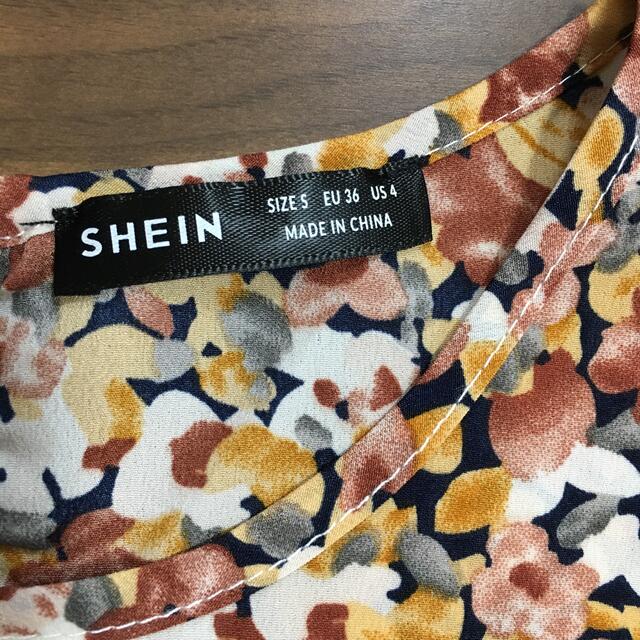 【新品】SHEIN　ブラウス　花柄　パフスリーブ　ギャザー レディースのトップス(シャツ/ブラウス(半袖/袖なし))の商品写真