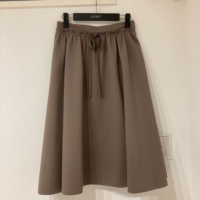 FOXEY(フォクシー)のFOXEY 2022年現行完売品 43001 VIDA SKIRT エスプレッソ レディースのスカート(ひざ丈スカート)の商品写真