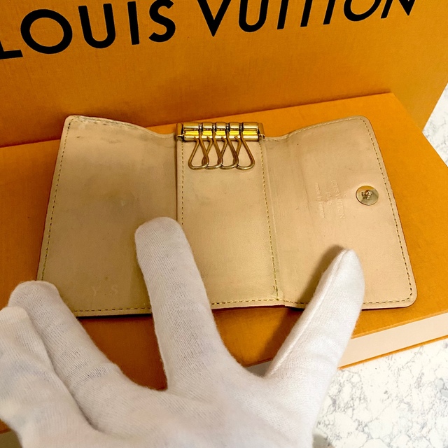 LOUIS VUITTON(ルイヴィトン)のルイヴィトン　マルチカラー　4連キーケース　ブラック レディースのファッション小物(キーケース)の商品写真