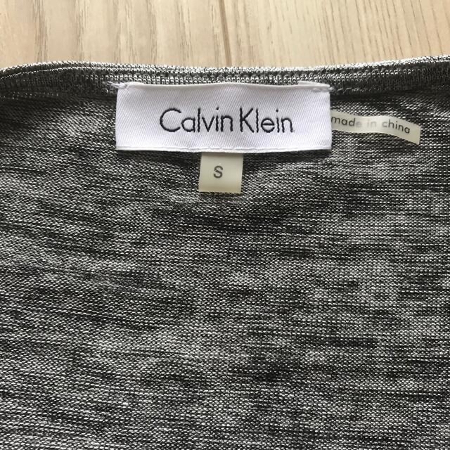 Calvin Klein(カルバンクライン)のカルバンクライン　シルバー　トップス レディースのトップス(カットソー(半袖/袖なし))の商品写真