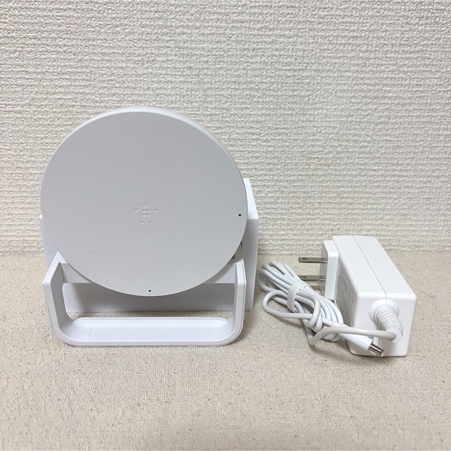 au(エーユー)のbelkin ワイヤレス充電スタンド スマホ/家電/カメラのスマートフォン/携帯電話(バッテリー/充電器)の商品写真