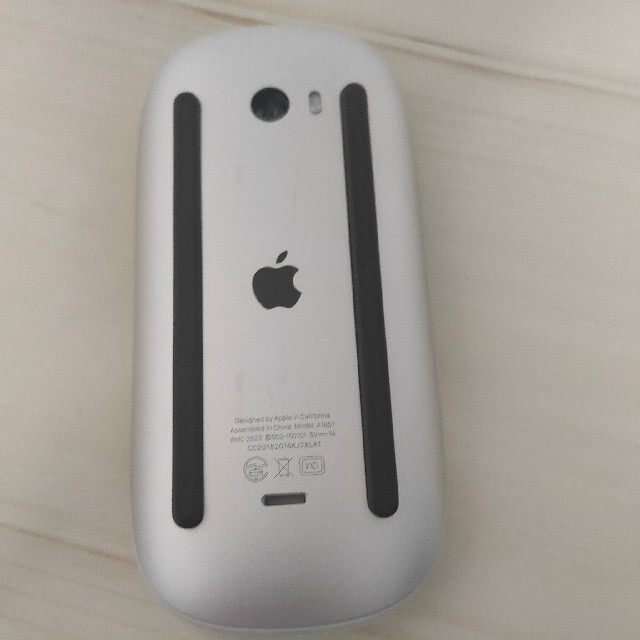 Apple(アップル)の（値下げ中）Magic Mouse 2 ホワイト［箱など付属品なし］ スマホ/家電/カメラのPC/タブレット(PC周辺機器)の商品写真