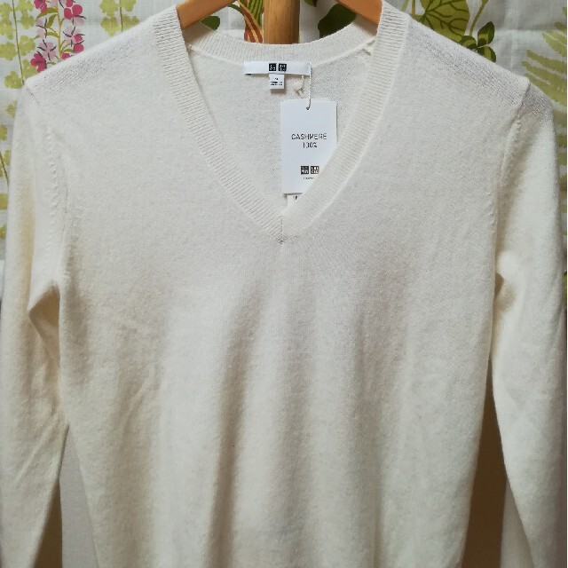✨UNIQLO ユニクロ カシミヤVネックセーター（長袖）レディースＳサイズ白色