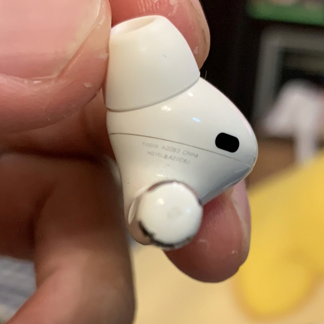 Apple(アップル)のAirPods Pro 第1世代　右耳 スマホ/家電/カメラのオーディオ機器(ヘッドフォン/イヤフォン)の商品写真