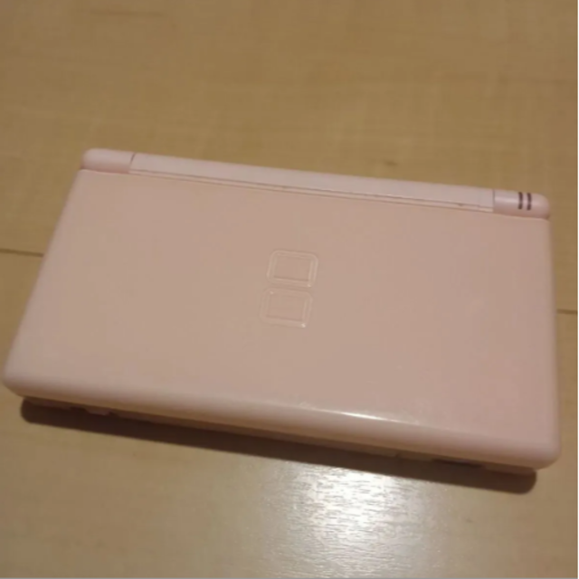 ニンテンドーDS(ニンテンドーDS)のDSlite 　ピンク　本体　充電器付き　⑥ エンタメ/ホビーのゲームソフト/ゲーム機本体(携帯用ゲーム機本体)の商品写真
